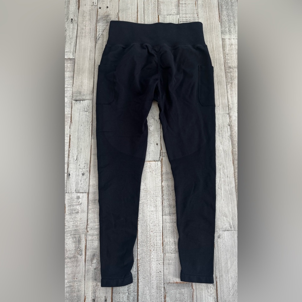 Women’s Ruched Bum Black Yoga Pants - Picture 2 of 4